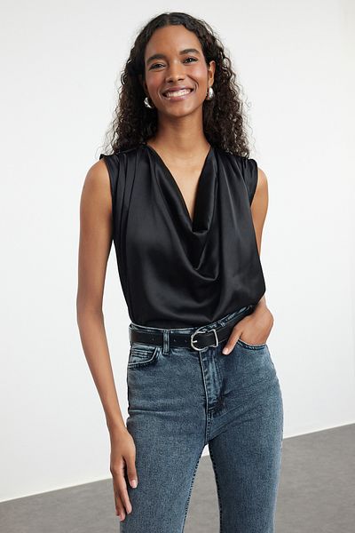 Trendyol Collection Schwarze ärmellose Bluse mit gewelltem Ausschnitt und gewebtem Satin TWOAW25BZ00039