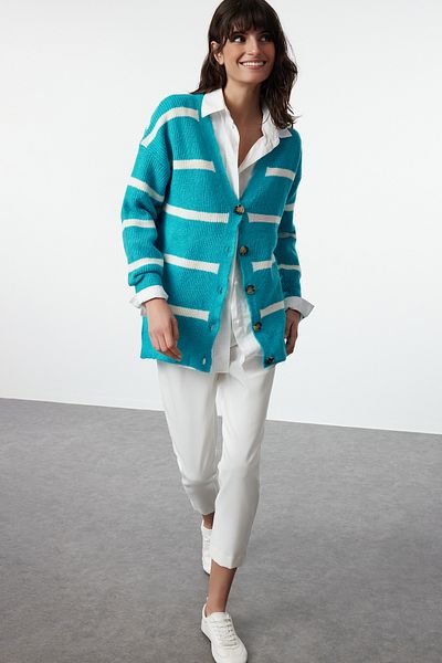 Trendyol Collection Světle modrý proužkovaný svetr z měkkého úpletu - Wide Fit TWOAW23HI00191