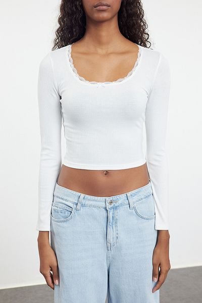 Trendyol Collection Kurze Strickbluse mit eckigem Ausschnitt und Spitze - Ecru TWOAW25BZ00007