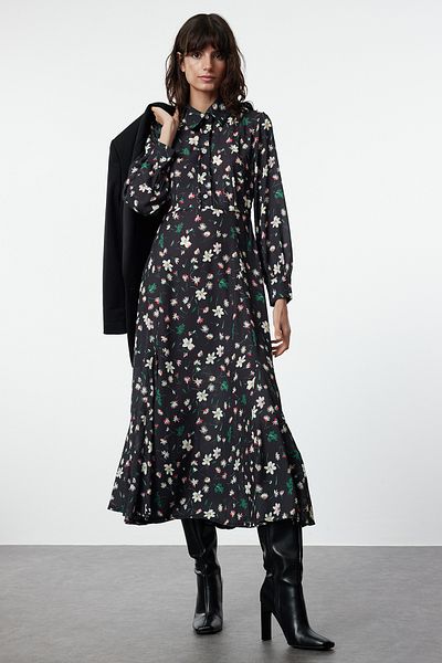 Trendyol Modest Černé šaty s květinovým vzorem – tkané, TCTSS24EB00208