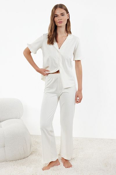 Trendyol Collection Weißes, detailliertes Strickpyjama-Set aus 100 % Baumwolle mit Rüschen THMSS24PT00223