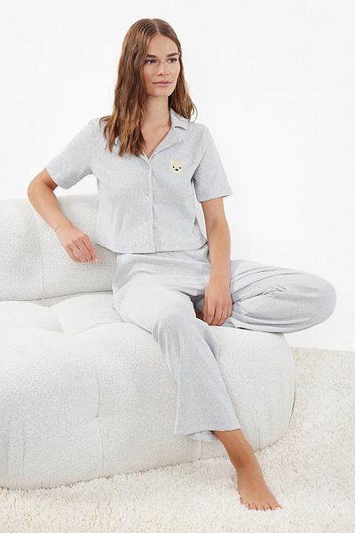 Trendyol Collection Žebrovaná šedá pletená sada pyžama – s medvídkem, Thmss21Pt0168
