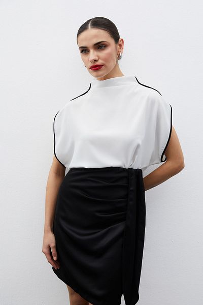Sateen بلوزة متباينة ذات لون إكرو
