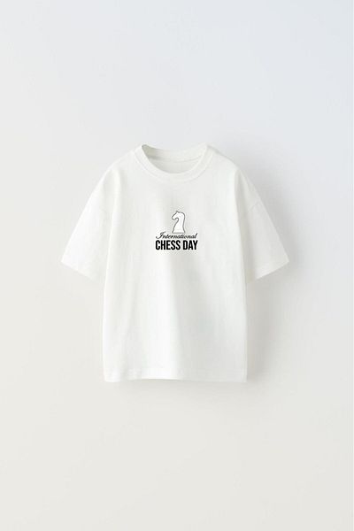 The Champ Clothing Бяла детска тениска с надписан шахматен дизайн на Международен ден на шаха