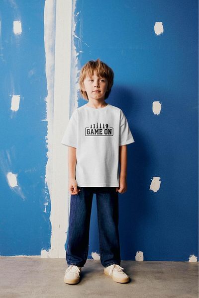The Champ Clothing Бяла детска тениска - надпис „Игра на игра“ и принт с дизайн „Шах“