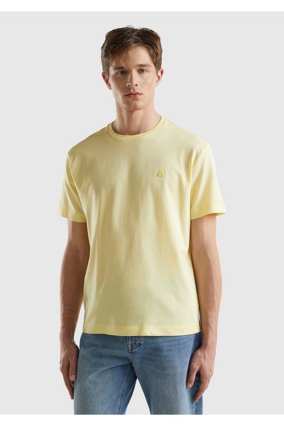 United Colors of Benetton Ανδρικό μπλουζάκι ανοιχτό κίτρινο - 100% βαμβάκι, μπάλωμα στήθους, λαιμόκοψη, κεντημένο λογότυπο