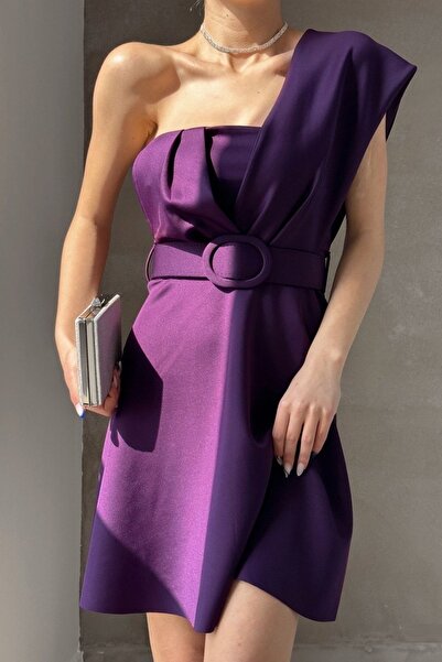 lovebox Mini fialové večerní šaty s flexibilním páskem na ramenou z potápěčské tkaniny 582093