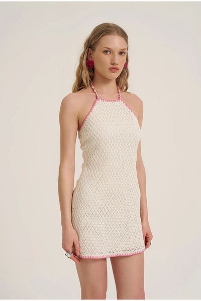 Quzu 24Y32023 Rochie mini naturală - Detaliu feston și decolteu