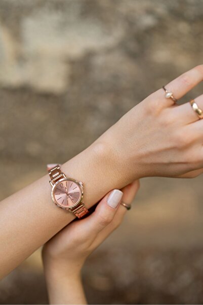 Stil Noktası ساعة يد نسائية كلاسيكية كلاسيكية مع حافظة دائرية بحبل معدني