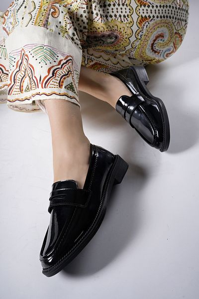 Riccon Loafer damski0012100 Czarna, marszczona skóra lakierowana