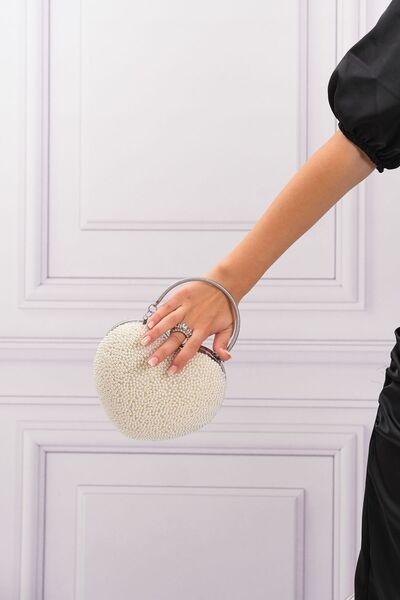 ROZA CANTA Dámské stříbrné večerní šaty se srdíčkovými perlami, večerní kabelka do ruky