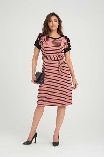 LİVE SPORT Γυναικείο φόρεμα – Μίνι φόρεμα καμιζόλα με ρίγες, ζώνη, λεπτομέρεια με κουμπιά στους ώμους και ζακάρ