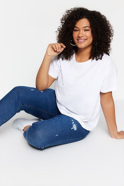 Trendyol Curve Weißes T-Shirt mit Rundhalsausschnitt – 100 % Baumwolle, Übergröße TBBSS22TS0733