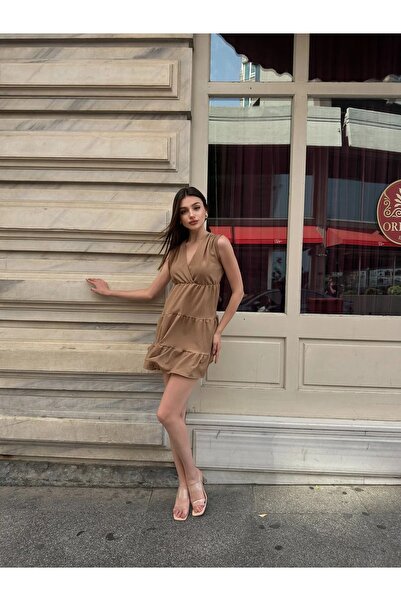 GÜRSE Μίνι φόρεμα με διπλό λαιμόκοψη και βολάν στο κάτω μέρος σε μπεζ χρώμα