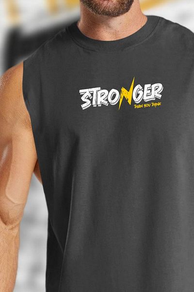 BESSA تي شيرت رجالي من القطن برقبة دائرية كبيرة الحجم مطبوع عليه Stronger بدون أكمام