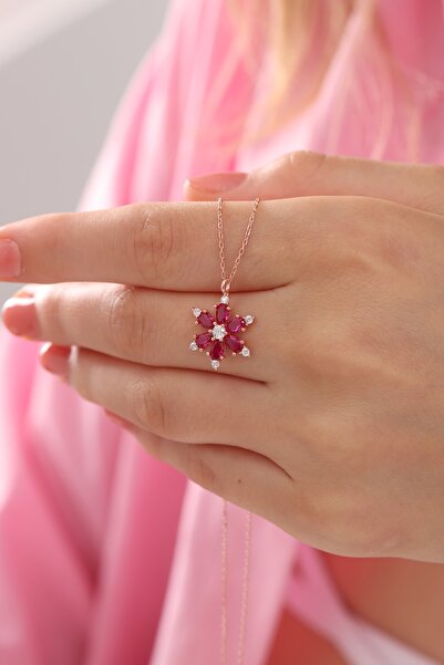 Bilsen Store Kadın 925 Ayar Gümüş Zincirli Yakut Kırmızı Taşlı Rose Kaplama Lotus Kamelya Çiçeği Kolye