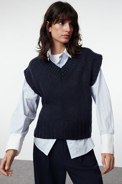 Trendyol Collection Sötétkék puha textúrájú V-nyakú kötöttáru pulóverek TWOAW23SV00149