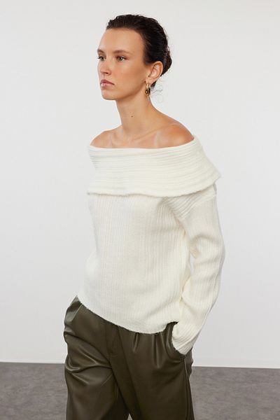 Trendyol Collection Ecrufarbener Strickpullover mit weichem Carmen-Kragen und Struktur TWOAW25KZ00076
