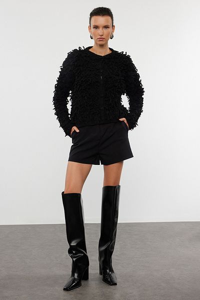 Trendyol Collection Schwarzer Strick-Cardigan mit weichen Quasten – TWOAW25HI00190