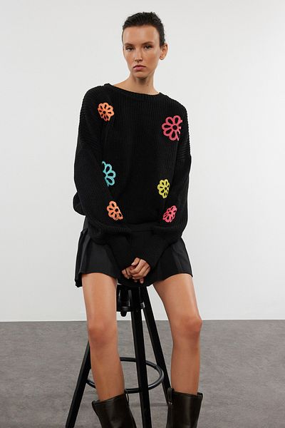 Trendyol Collection Schwarzer Strickpullover mit Rundhalsausschnitt und Blumenmuster - TWOAW25KZ00275