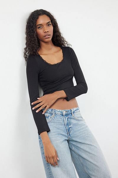 Trendyol Collection Kurze Spitzenbluse mit eckigem Ausschnitt - Schwarz, TWOAW25BZ00007