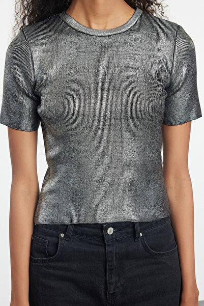 Trendyol Collection Grauer Strick-Crop-Pullover mit Rundhalsausschnitt – TWOAW25KZ00267