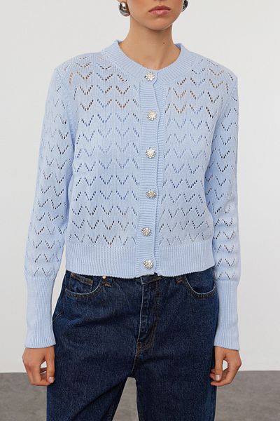 Trendyol Collection Durchbrochenes Set aus blauer Bluse und Cardigan – Knopfdetail, TWOSS23HI00000
