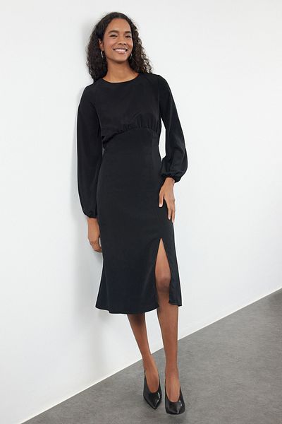 Trendyol Collection Černé midi tkané šaty s detailem balónového rukávu - TWOAW24EL00423