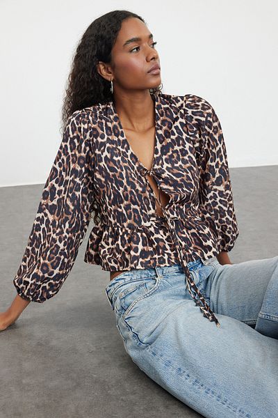 Trendyol Collection Gewebtes Hemd mit Leopardenmuster und normaler Passform - Mehrfarbig mit Krawattendetail TWOAW25GO00087