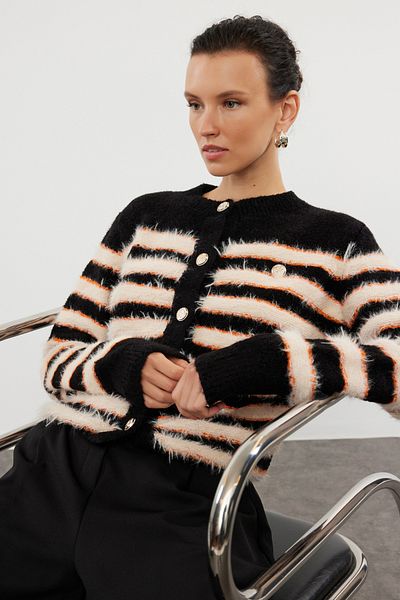 Trendyol Collection Miękka, teksturowana, czarna kurtka dzianinowa - Twoaw25Hi00160