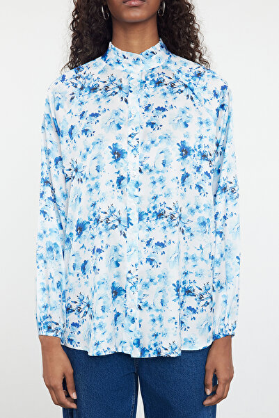 Trendyol Modest Cămașă din satin cu model floral cu volane albastre TCTAW25TG00001