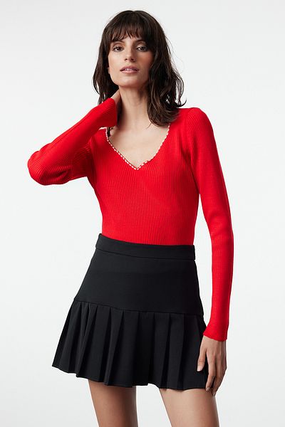 Trendyol Collection Roter Strickpullover mit V-Ausschnitt - Perlendetails TWOAW24KZ00664