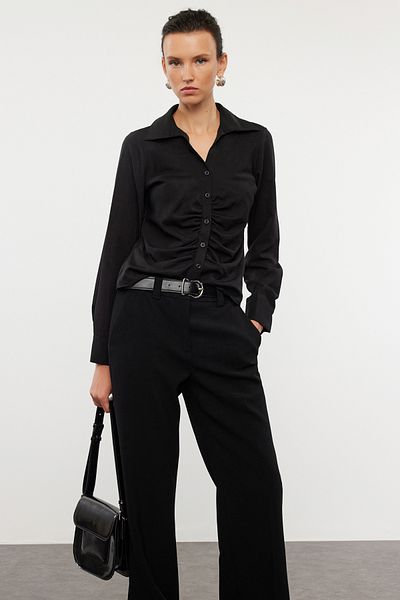 Trendyol Collection Černá tkaná košile Slim Fit – shromážděná, TWOSS23GO00177