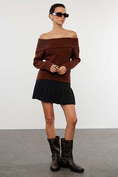 Trendyol Collection Brauner Strickpullover mit weichem Strukturmuster und Carmen-Kragen TWOAW25KZ00076