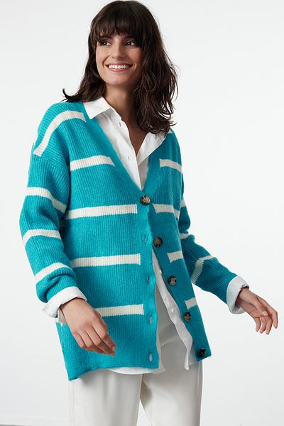 Trendyol Collection Světle modrý proužkovaný svetr z měkkého úpletu - Wide Fit TWOAW23HI00191