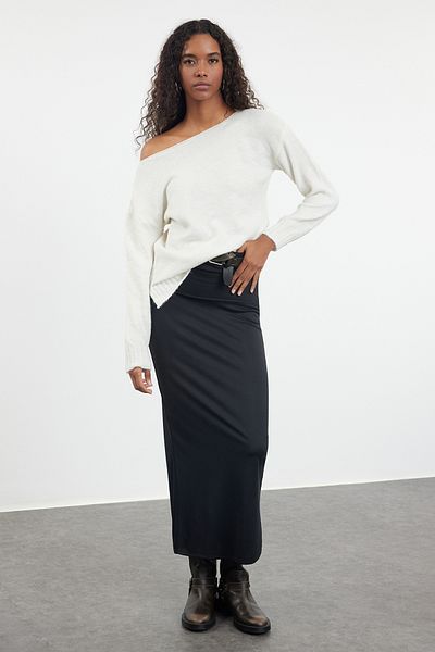 Trendyol Collection Basic-Strickpullover aus Stewolle mit U-Boot-Ausschnitt TWOAW25KZ00010