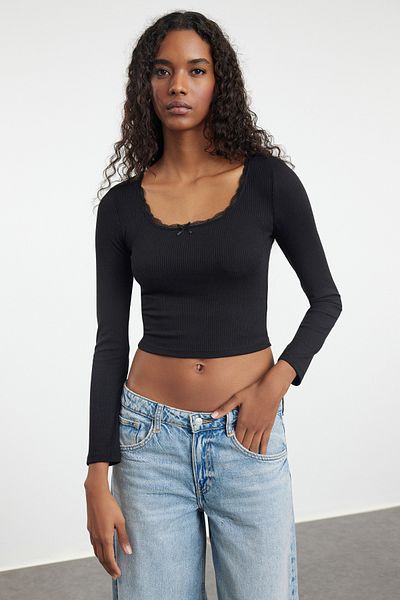 Trendyol Collection Kurze Spitzenbluse mit eckigem Ausschnitt - Schwarz, TWOAW25BZ00007