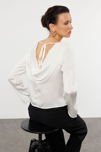 Trendyol Collection Satingewebte Bluse in Ecru – Rückendetail, TWOAW24BZ00286
