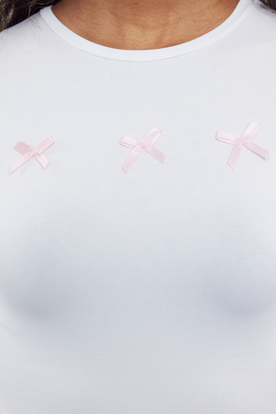 Trendyol Collection Bílá pletená halenka - detail mašle, krátký Slim Fit TWOAW25BZ00150