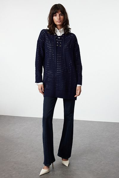 Trendyol Modest Marineblauer perforierter Strickpullover mit durchbrochenem Muster – mit Vogelaugen-Accessoire TCTAW25AK00003