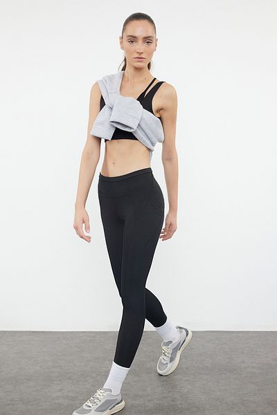 Trendyol Collection Schwarze Sport-Leggings zur Erholung in voller Länge – Taschendetail, gestrickt THMAW25TY00007
