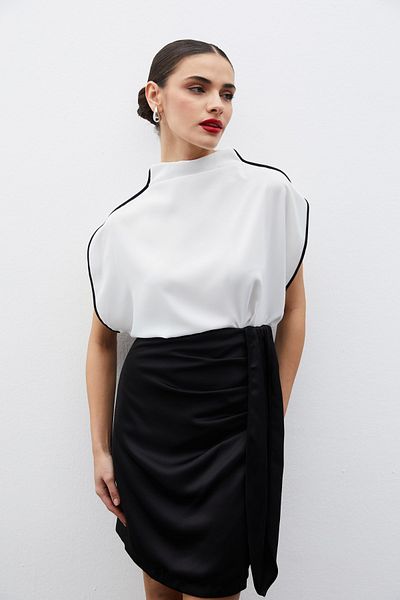 Sateen بلوزة متباينة ذات لون إكرو