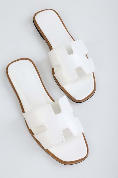 Shoeberry Жіночі плоскі капці Caprice білого кольору