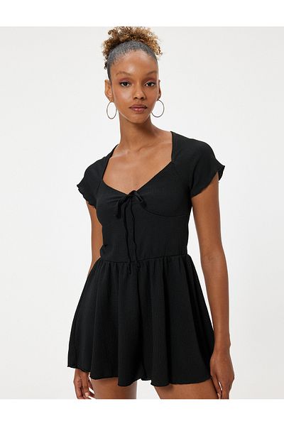 Koton Mini-Jumpsuit mit Herzkragen – gewickelt, mit Spitzendetails, Volant, kurze Ärmel