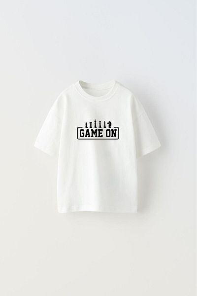 The Champ Clothing Бяла детска тениска - надпис „Игра на игра“ и принт с дизайн „Шах“
