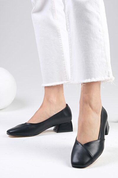 Mio Gusto Addison Damenschuhe mit kurzem Absatz und stumpfer Zehenpartie in Schwarz