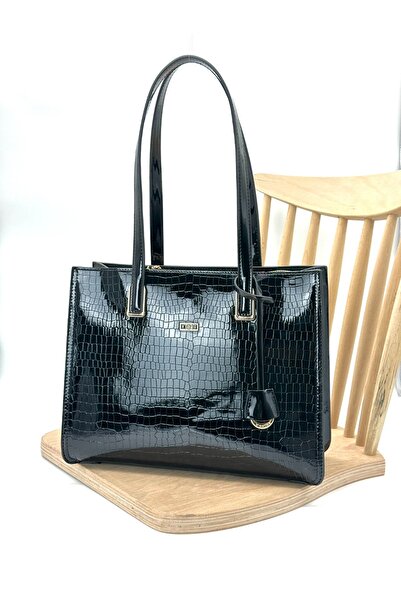 VICTORIA SHINE حقيبة تمساح سوداء كبيرة الحجم - تفاصيل متدلية 3084