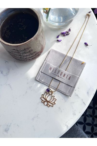 Miltonia Lotus and Amethyst Steel Necklace Gold