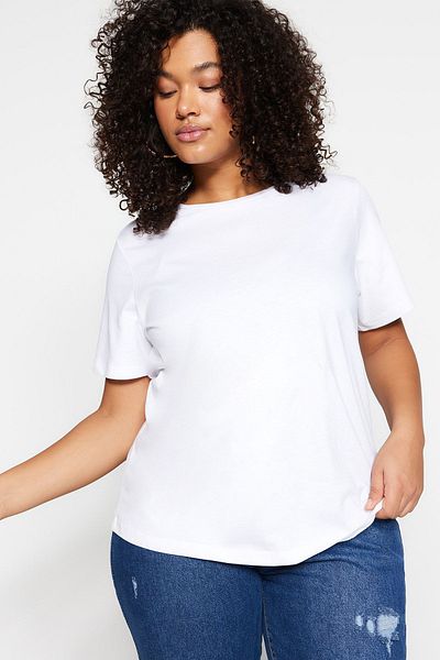 Trendyol Curve Weißes T-Shirt mit Rundhalsausschnitt – 100 % Baumwolle, Übergröße TBBSS22TS0733