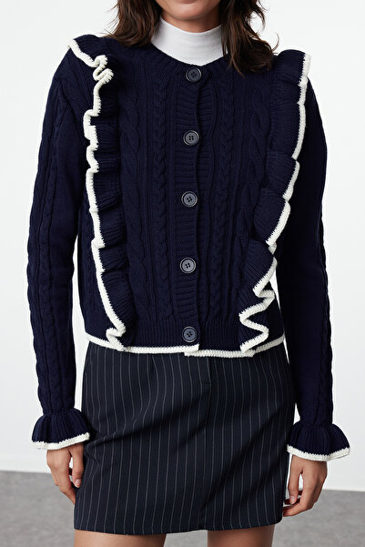 Trendyol Collection Crew nyakú sötétkék kötött kardigán - puha textúrával és fodros részletekkel, Crop Size TWOAW25HI00287